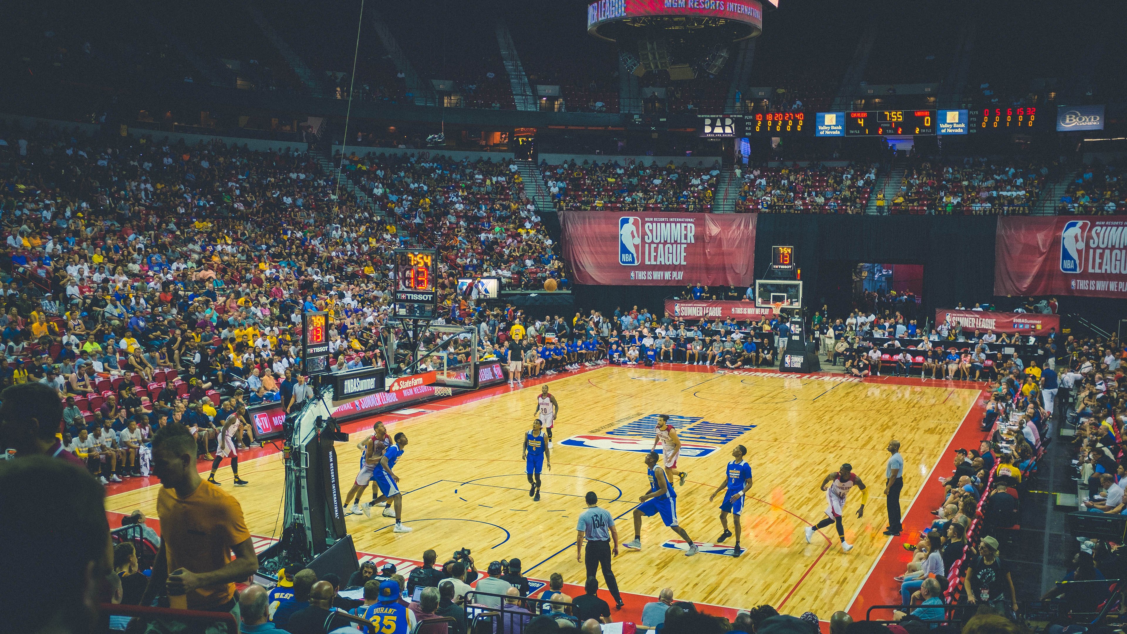 世界杯后:不少球员利用假期前往落后地区做公益 足球场成为新的课堂